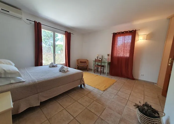 Otel La Bergerie LʼÎle-Rousse